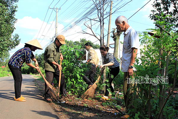 Người dân phường Xuân Tân (TP.Long Khánh) tham gia vệ sinh đường phố theo mô hình Sáng - xanh - sạch - đẹp. ảnh: V.Truyên