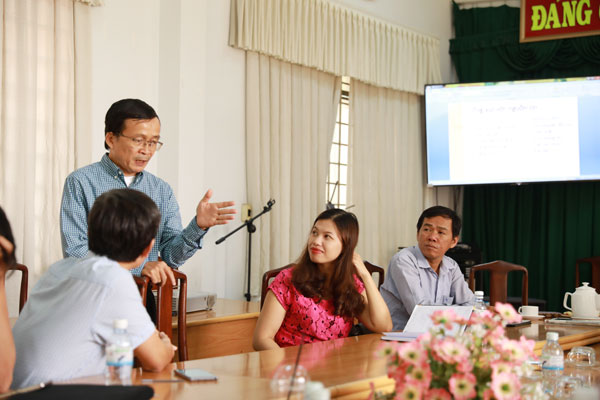 Nhà báo Tăng Quỳnh (Báo Tuổi Trẻ) trao đổi đội ngũ phóng viên, biên tập viên của Báo Đồng Nai 