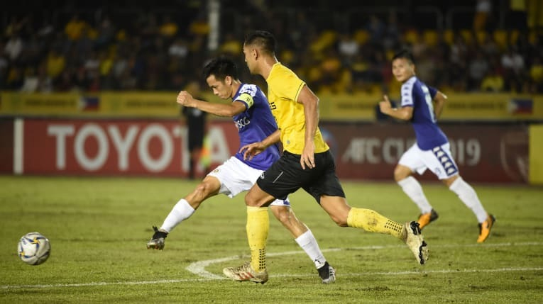 Hà Nội FC (áo sậm) giành lợi thế trước trận bán kết lượt về AFC Cup khu vực ASEAN