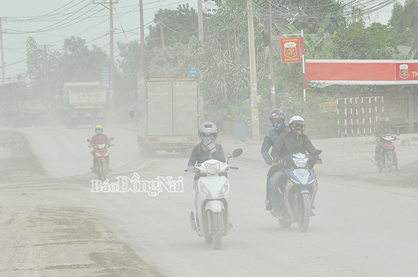 Đường tỉnh 768 đoạn qua xã Thiện Tân (huyện Vĩnh Cửu) bụi bay mù mịt do xe tải chở đá gây ra, ảnh hưởng đến việc lưu thông của người dân