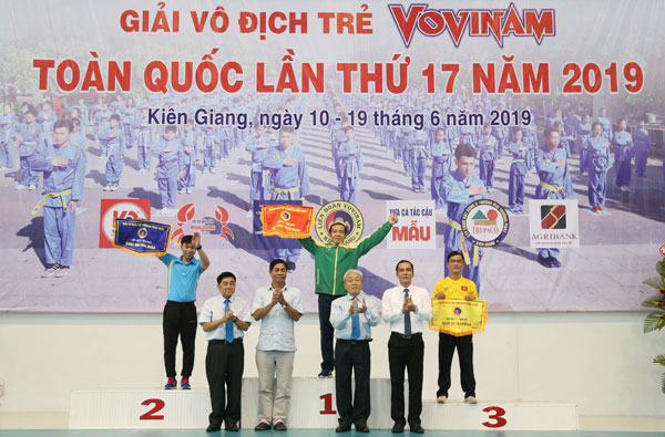 Ban tổ chức trao cờ cho 3 đơn vị dẫn đầu toàn đoàn.