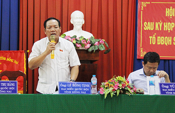 Đại biểu Quốc hội Lê Hồng Tịnh phát biểu tại buổi tiếp xúc cử tri ở xã An Viễn, Trảng Bom