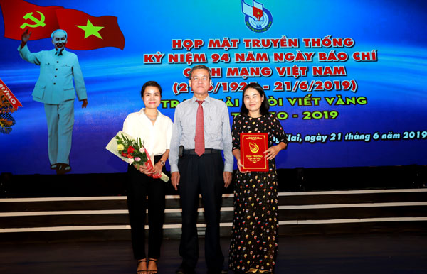 Phó bí thư Tỉnh ủy, Chủ tịch UBND tỉnh, Chủ tịch UBND tỉnh Đinh Quốc Thái trao giải Nhất giải báo chí Ngòi Viết vàng Đồng Nai cho đơn vị Báo Đồng Nai.