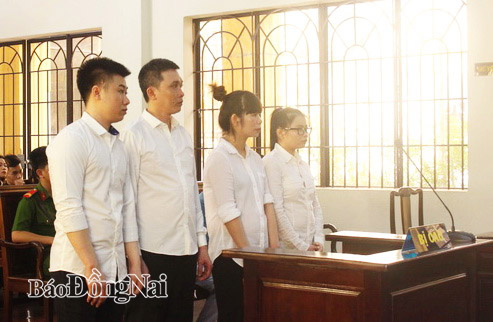 Các bị cáo tại tòa: Từ trái qua An, Quân, Hoài, Diễm