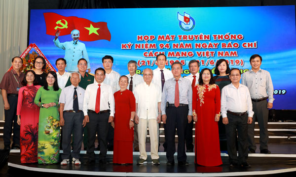 Lãnh đạo tỉnh, các đại biểu và lãnh đạo Hội Nhà báo tỉnh chụp hình lưu niệm tại buổi gặp mặt