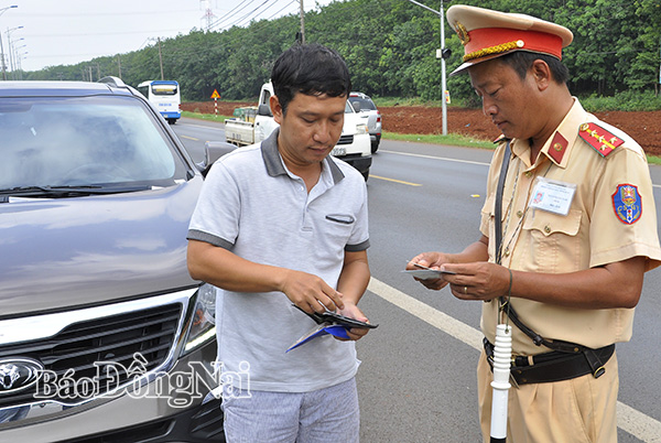 Cảnh sát giao thông Công an tỉnh tuần tra, kiểm soát nhằm ngăn ngừa tai nạn giao thông trên quốc lộ 20