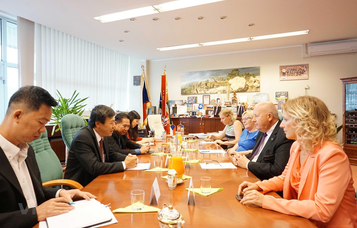 Quang cảnh buổi làm việc giữa Đại sứ Hồ Minh Tuấn và Chủ tịch tỉnh Oldřich Bubeníček. (Ảnh: Hồng Kỳ/Vietnam+)
