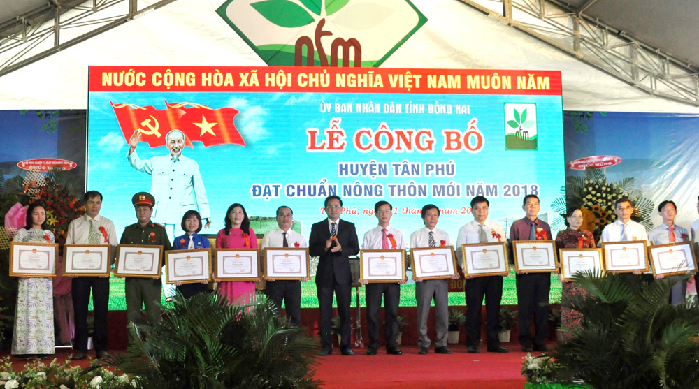 Phó chủ tịch UBND tỉnh Võ Văn Chánh trao bằng khen cho các tập thể đạt thành tích trong phong trào xây dựng nông thôn mới của huyện.