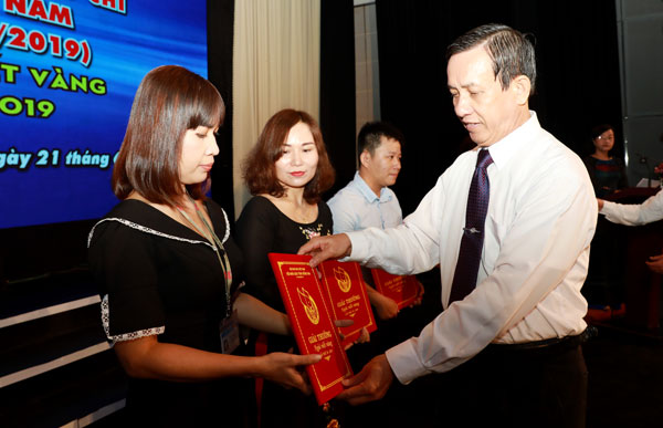 Ủy viên Ban TVTU, Trưởng ban Tổ chức Tỉnh ủy Phạm Văn Ru trao giải cho các nhóm tác giả đoạt giải nhì Giải báo chí Ngòi viết vàng Đồng Nai