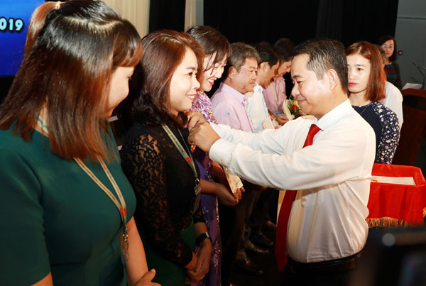 Trưởng ban Tuyên giáo Tỉnh ủy Thái Bảo gắn Kỷ niệm chương vì sự nghiệp báo chí cho các nhà báo.