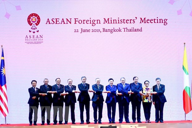 Phó Thủ tướng, Bộ trưởng Ngoại giao Phạm Bình Minh (thứ năm, từ phải sang), Tổng Thư ký ASEAN Lim Jock Hoi (ngoài cùng bên phải) và các Bộ trưởng Ngoại giao ASEAN chụp ảnh chung. (Ảnh: Ngọc Quang/TTXVN)