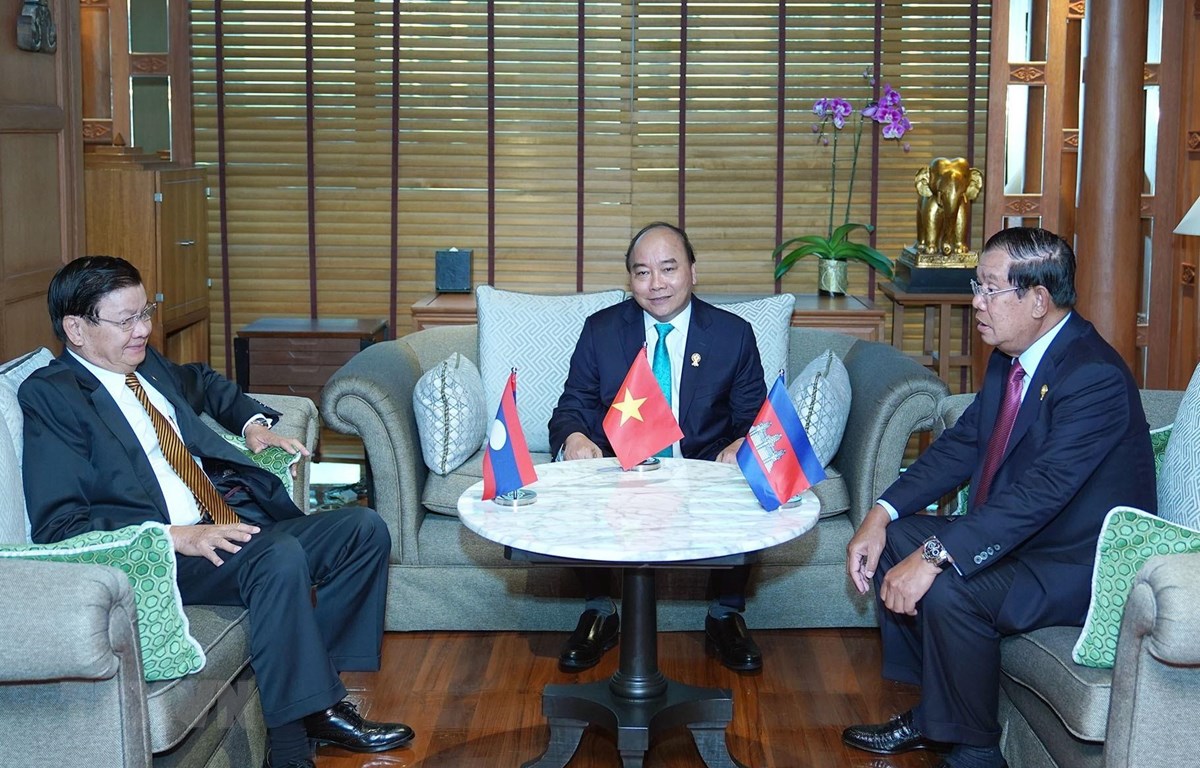 Thủ tướng Nguyễn Xuân Phúc gặp Thủ tướng Lào Thongloun Sisoulith, Thủ tướng Campuchia Samdech Techo Hun Sen. (Ảnh: Thống Nhất/TTXVN)