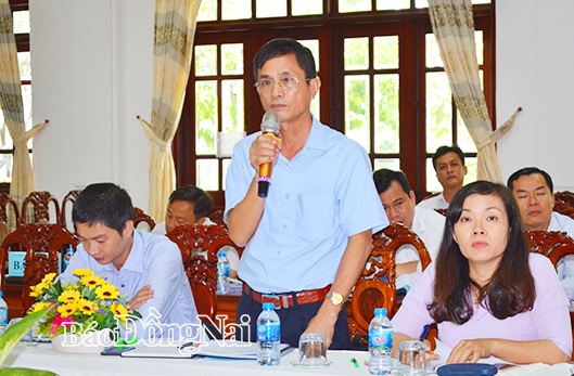 Chủ nhiệm Ủy ban Kiểm tra Huyện ủy Trảng Bom Trần Đức Thạch trao đổi nghiệp vụ công tác kiểm tra với các đồng nghiệp trong tỉnh