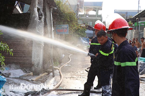 Lực lượng cảnh sát phòng cháy, chữa cháy tham gia chữa cháy tại một cơ sở sản xuất, kinh doanh mút xốp ở phường Tân Hòa (TP.Biên Hòa) ngày 11-3