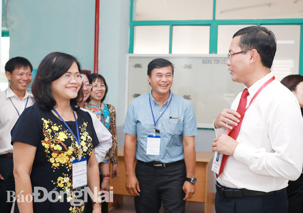 Thứ trưởng Bộ GD-ĐT Nguyễn Văn Phúc (bìa phải) trao đổi với Phó chủ tịch UBND tỉnh Nguyễn Hòa Hiệp và các thành viên trong đoàn.