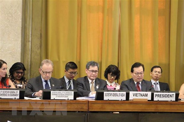 Đại sứ, Trưởng Phái đoàn Việt Nam tại Geneva Dương Chí Dũng (hàng đầu, đầu tiên bên phải); Tổng Thư ký ASEAN Lim Jock Hoi (hàng đầu, thứ hai từ phải sang); Tổng Giám đốc Văn phòng Liên hợp quốc tại Geneva kiêm Tổng Thư ký CD Michael Moller (hàng đầu, thứ ba từ phải sang). (Ảnh: Hoàng Hoa/TTXVN)