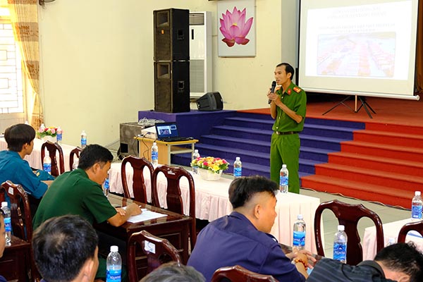Cán bộ Công an huyện Long Thành hướng dẫn một số kiến thức cơ bản về công tác Phòng cháy chữa cháy và cứu nạn cứu hộ cho các đội viên PCCC dân phòng. 