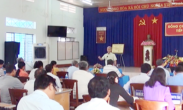 Đồng chí Nguyễn Phú Cường, Bí thư Tỉnh ủy, Chủ tịch HĐND tỉnh đang lắng nghe ý kiến phản ánh của người dân xã Bàu Hàm
