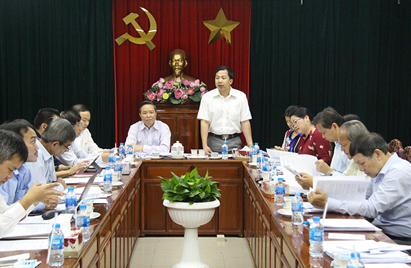 Phó chủ tịch HĐND tỉnh Phạm Ngọc Tuấn và Trưởng ban Kinh tế - ngân sách HĐND tỉnh Lại Thế Thông chủ trì cuộc họp. 