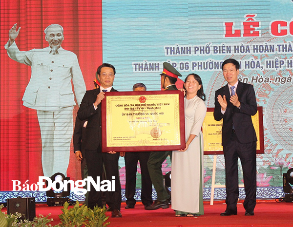 Trưởng ban Tuyên giáo trung ương Võ Văn Thưởng trao quyết định thành lập phường Hiệp Hòa