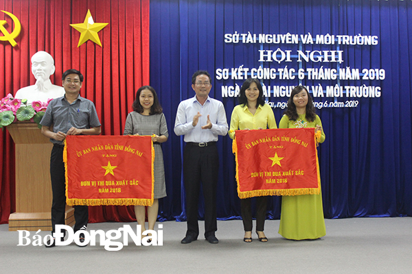 Phó chủ tịch UBND tỉnh Võ Văn Chánh tặng cờ thi đua cho tập thể có thành tích xuất sắc
