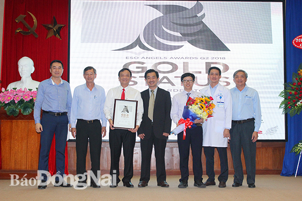 TS-BS. Nguyễn Huy Thắng, Chủ tịch Hội Đột quỵ TP. Hồ Chí Minh (đứng giữa) trao Chứng nhận chất lượng điều trị vàng bệnh đột quỵ của Hội Đột quỵ châu Âu cho cho Bệnh viện đa khoa Đồng Nai.