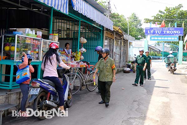 Hội Cựu chiến binh phường Bảo Vinh (TP.Long Khánh) nhắc nhở các hộ dân xếp xe gọn, chuẩn bị cho học sinh tan trường đi lại an toàn.