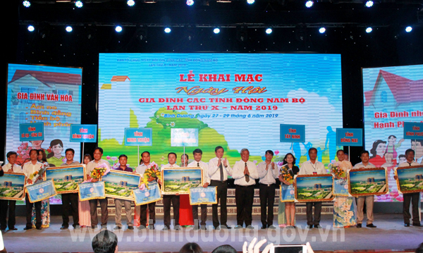 UV Ban TVTU, Trưởng Ban Tuyên giáo Tỉnh ủy Lê Hữu Phước và Phó Chủ tịch UBND tỉnh Đặng Minh Hưng trao Cờ lưu niệm cho đại diện 7 tỉnh Đông Nam bộ​