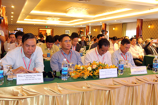 Phó chủ tịch UBND tỉnh Trần Văn Vĩnh (hàng đầu, thứ 2 từ trái qua) tham dự hội thảo.