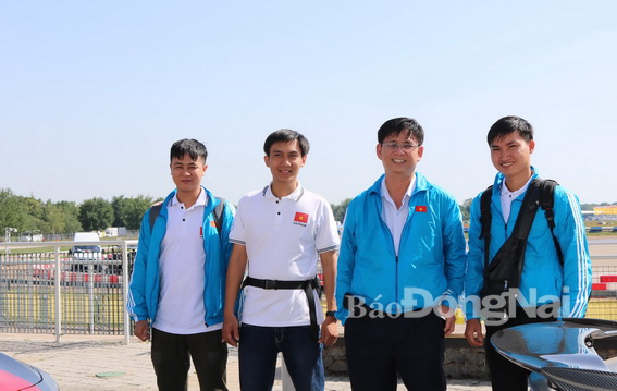 Các thành viên có mặt tại Công viên Queen Elizabeth Olympic Park Circuit thủ đô London nơi diễn ra cuộc thi