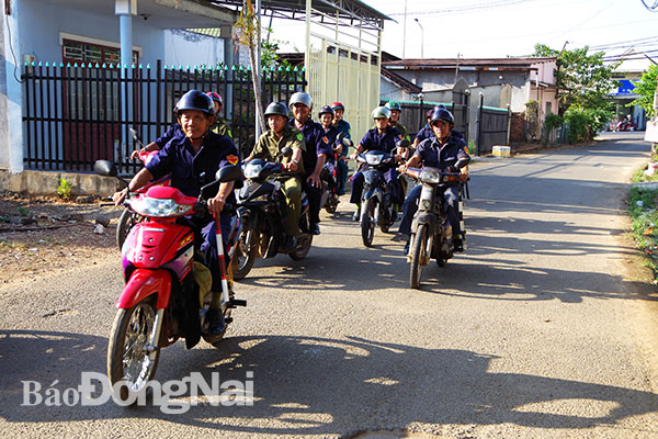 Công an xã và Đội xe ôm tự quản xã Bàu Hàm 2 (huyện Thống Nhất) phối hợp tuần tra trên địa bàn