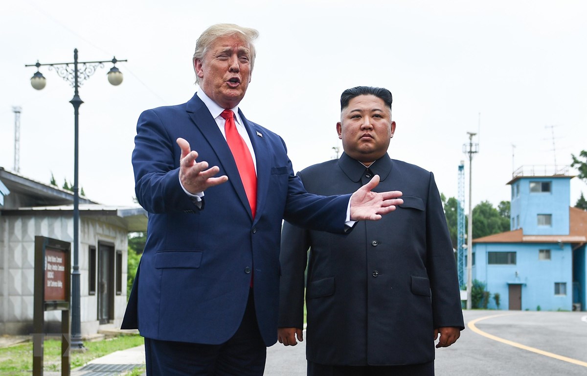 Tổng thống Mỹ Donald Trump (trái) và nhà lãnh đạo Triều Tiên Kim Jong-un trong cuộc gặp ở làng đình chiến Panmunjom tại Khu phi quân sự (DMZ) chiều 30-6-2019. (Nguồn: AFP/TTXVN)