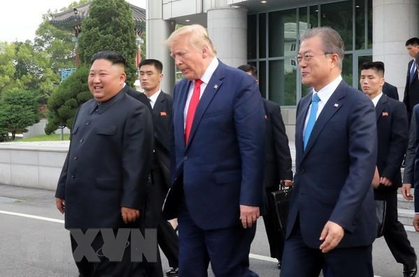 Nhà lãnh đạo Triều Tiên Kim Jong-un (trái), Tổng thống Mỹ Donald Trump (giữa) và Tổng thống Hàn Quốc Moon Jae-in (phải) sau cuộc gặp Mỹ-Triều ở làng đình chiến Panmunjomtại Khu phi quân sự (DMZ) chiều 30-6-2019. (Nguồn: Yonhap/TTXVN)