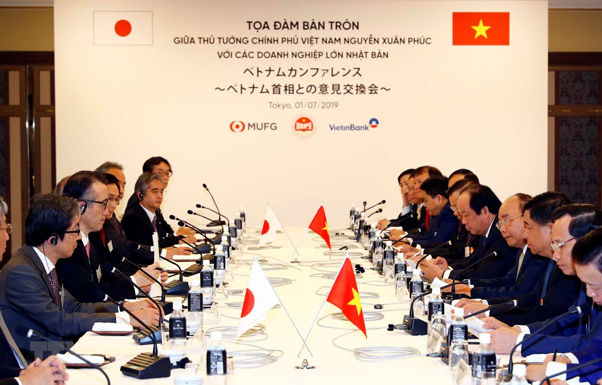 Sáng 1-7, tại thủ đô Tokyo, Nhật Bản, Thủ tướng Nguyễn Xuân Phúc có buổi tọa đàm bàn tròn với các doanh nghiệp lớn của Nhật Bản. (Ảnh: Thống Nhất/TTXVN)
