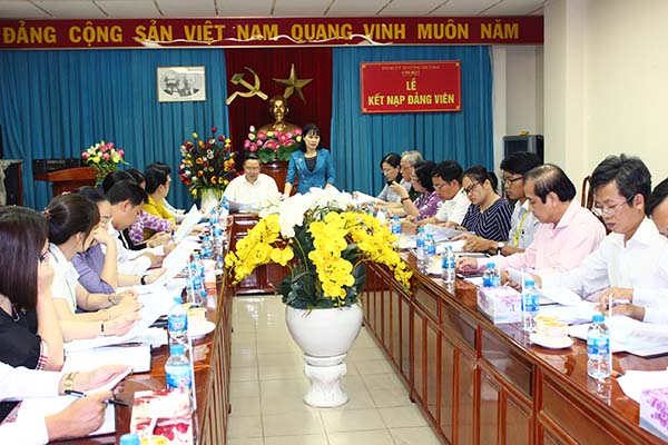 Bà Nguyễn Thị Thu Hiền, Trưởng Ban Văn hóa – xã hội HĐND tỉnh phát biểu tại cuộc họp