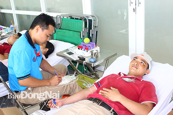 Công nhân lao động các công ty, doanh nghiệp đóng trong Khu công nghiệp Amata (TP.Biên Hòa) tham gia hiến máu tình nguyện ngày 28-6. Ảnh: H.DUNG