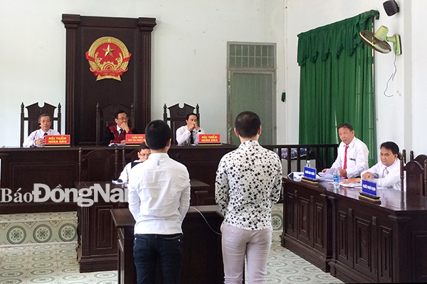 Bị cáo H. và N. tại phiên xét xử hình sự sơ thẩm ngày 19-6