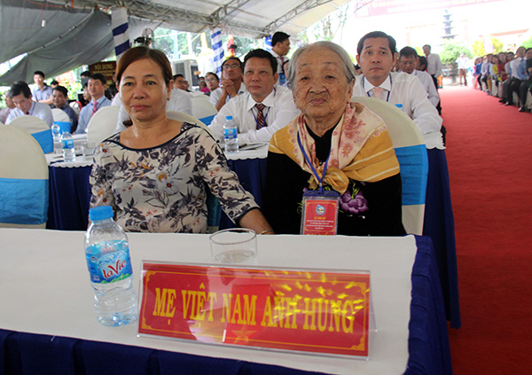Một mẹ Việt Nam anh hùng đến tham dự buổi lễ.