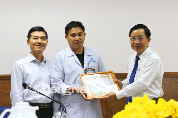 Phó giám đốc Sở Y tế Lê Quang Trung tặng giấy khen cho ê kíp phẫu thuật và TS-BS.Nguyễn Anh Dũng.