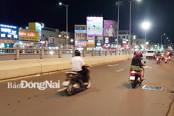 Mặt đường Đồng Khởi (TP.Biên Hòa), đoạn qua nút giao Tân Phong khá thông thoáng khi không có các loại đèn LED chiếu hình ảnh xuống mặt đường