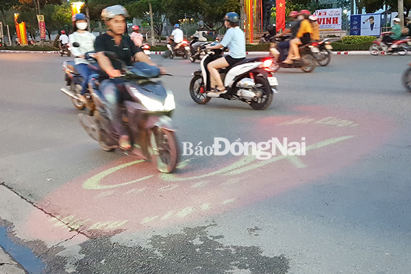 Một cửa hàng thời trang sử dụng đèn LED chiếu hình ảnh logo của cửa hàng xuống mặt đường Nguyễn Ái Quốc, đoạn qua nút giao Vườn Mít (TP.Biên Hòa). Điều này tiềm ẩn nguy cơ mất an toàn giao thông