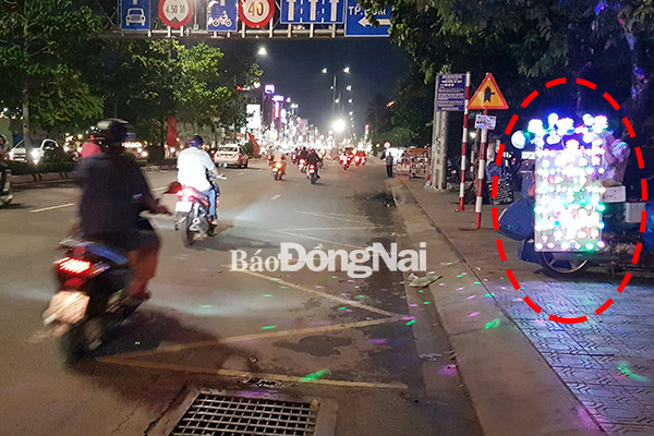Một xe bán hàng rong dùng đèn phát sáng trên lòng đường Đồng Khởi (TP.Biên Hòa) để gây sự chú ý người đi đường. (Ảnh chụp vào ngày 1-7-2019)