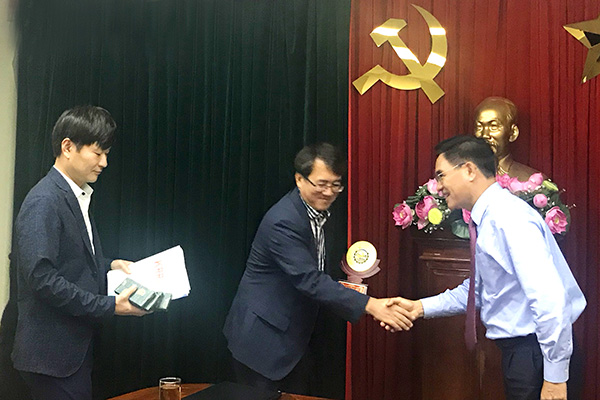Phó chủ tịch UBND tỉnh Trần Văn Vĩnh tặng quà lưu niệm cho Đoàn Hàn Quốc