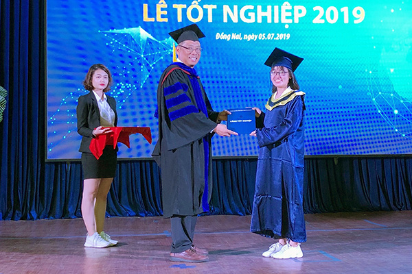 Ông Lưu Phước Dũng, Hiệu trưởng Trường cao đẳng công nghệ và quản trị Sonadezi trao bằng tốt nghiệp cho sinh viên
