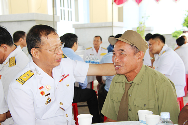 Ông Vũ Quang Dương (phải), cha của liệt sĩ Vũ Quang Chương xúc động kể chuyện về con trai mình