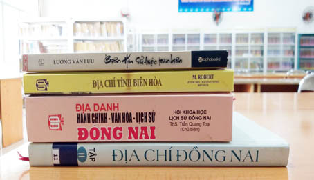 Một số công trình sử học nghiên cứu về địa lý học lịch sử vùng đất Biên Hòa - Đồng Nai. Ảnh: M.Khôi