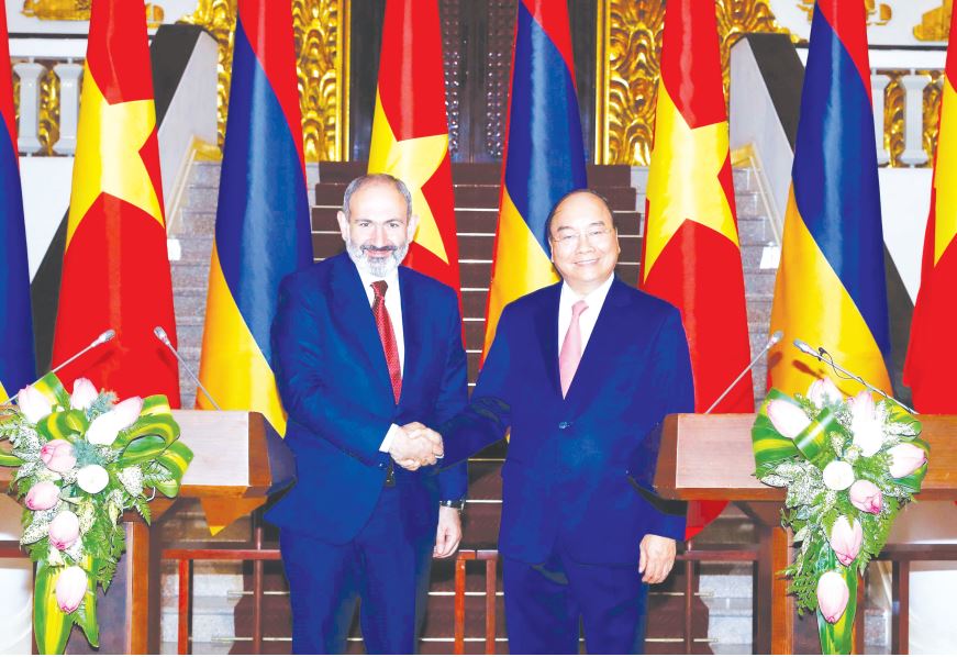 Thủ tướng Nguyễn Xuân Phúc và Thủ tướng Cộng hòa Armenia Nikol Pashinyan tại cuộc gặp báo chí sau hội đàm