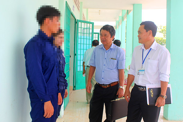 Phó giám đốc Sở Lao động - thương binh và xã hội Hồ Văn Lộc (giữa) và Giám đốc Cơ sở điều trị nghiện ma túy Đồng Nai Hồ Trí Lịch (bên phải) thăm hỏi học viên