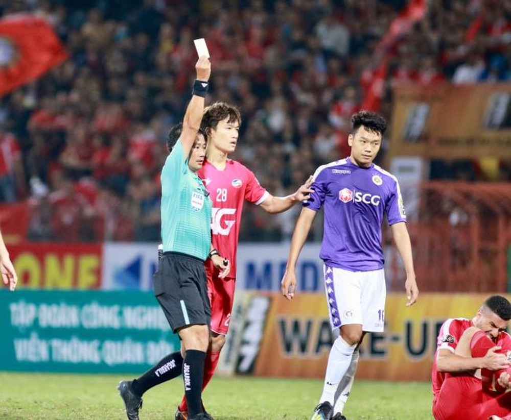Trọng tài Trần Đình Thịnh mắc sai sót trong trận Viettel - Hà Nội ở vòng 3 V.League 2019