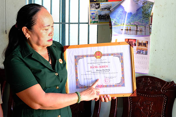 Bà Hoàng Thị Đặng với bằng khen của UBND tỉnh về thành tích xuất sắc trong công tác hiến máu tình nguyện lần thứ 20. Ảnh: Đ.Tùng